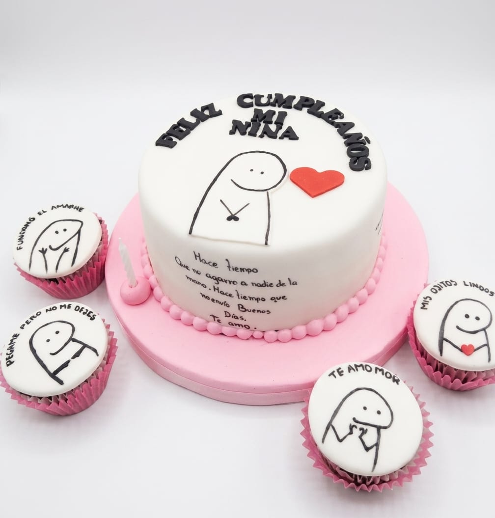 Torta blanca de cumpleaños con dibujo a mano y cupcakes a juego con mensajes personalizados
